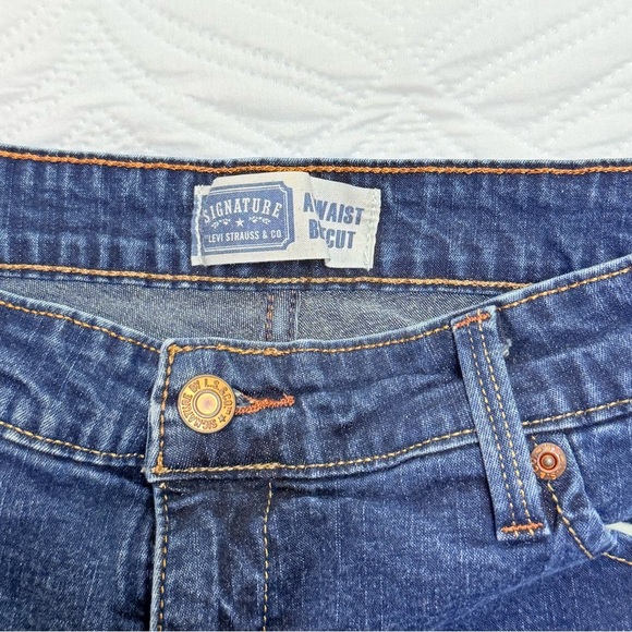 Levi Signature Women’s Blue Distressed Stretch Lace Shorts. Size 8 - Picture 4 of 5